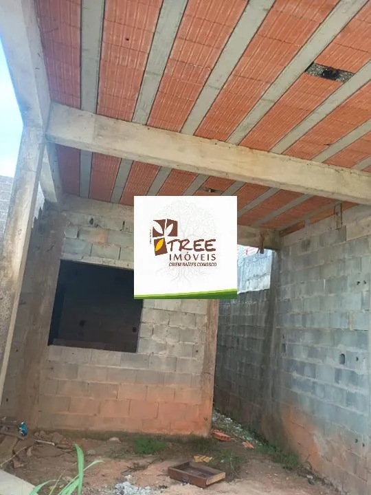 VENDA DE CASA EM CONSTRUÇÃO NO PARQUE RODRIGO BARRETO, EM ARUJÁ/SP, 75m² com dormitório, cozinha americana, sala e garagem coberta. CONSULTE-NOS.