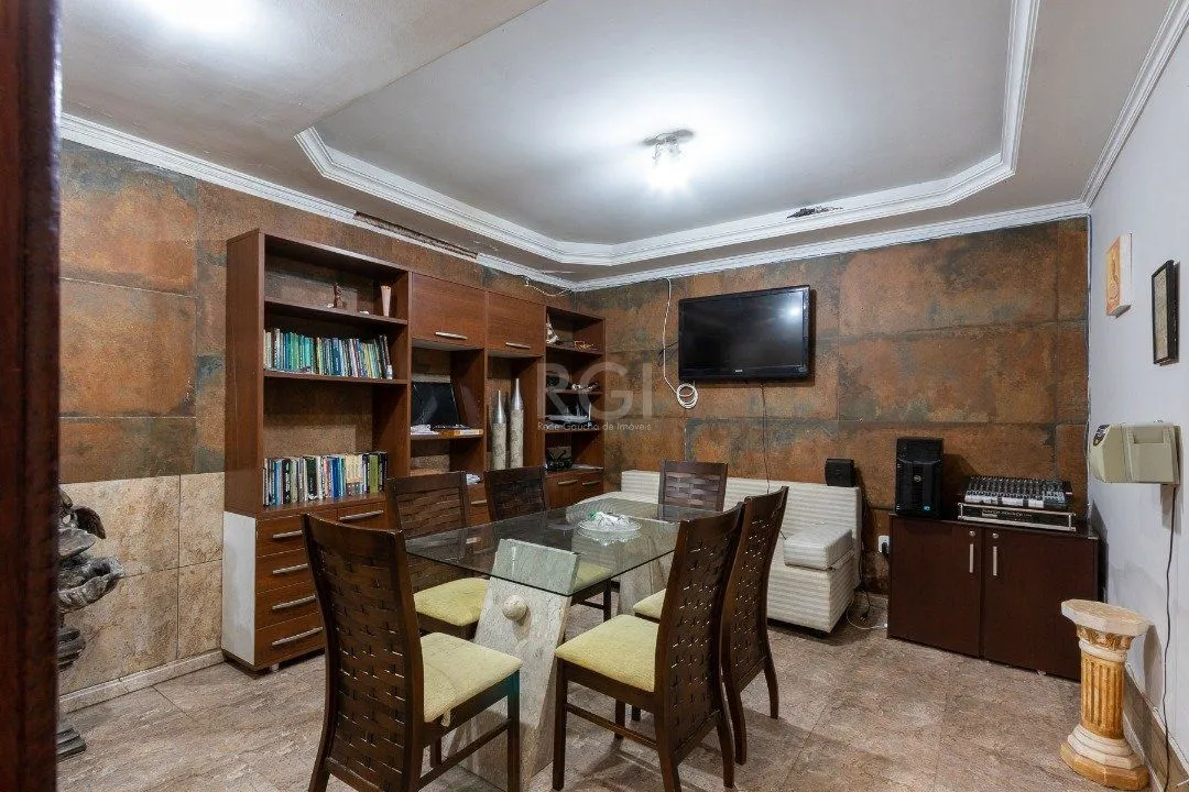 Imagem Sobrado para Venda - 300m², 3 dormitórios, sendo 1 suites, 3 vagas - Cavalhada