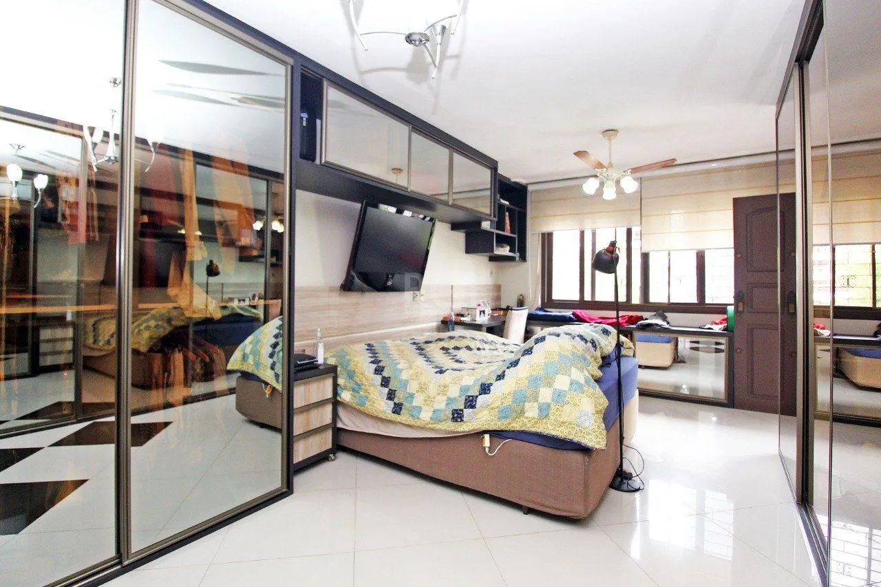 Imagem Casa para Venda - 464.5m², 3 dormitórios, sendo 1 suites, 3 vagas - Petrópolis