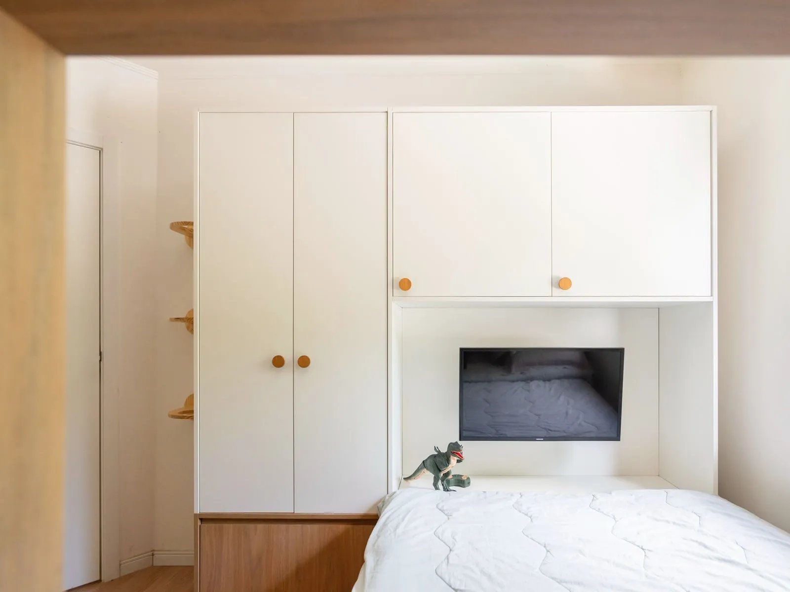 Imagem Casa com 3 suítes amplas, além de uma sala generoso com lareira e 2 vagas de garagem.