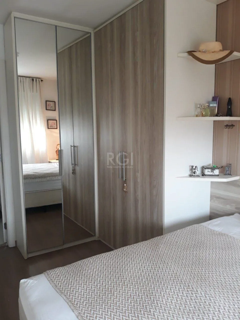 Imagem Apartamento de três dormitórios, suíte e uma vaga de garagem no bairro Cristo Redentor em Porto Alegre.