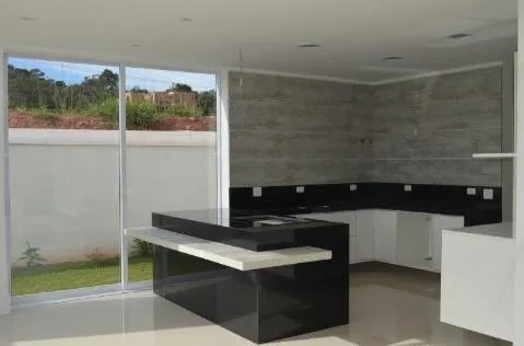 Imagem VENDA DE SOBRADO NO CONDOMÍNIO VERDES LAGOS, EM ARUJÁ/SP, com 453m², 05 suítes, piscina, churrasqueira, 03 salas e 04 vagas cobertas, CONSULTE-NOS.