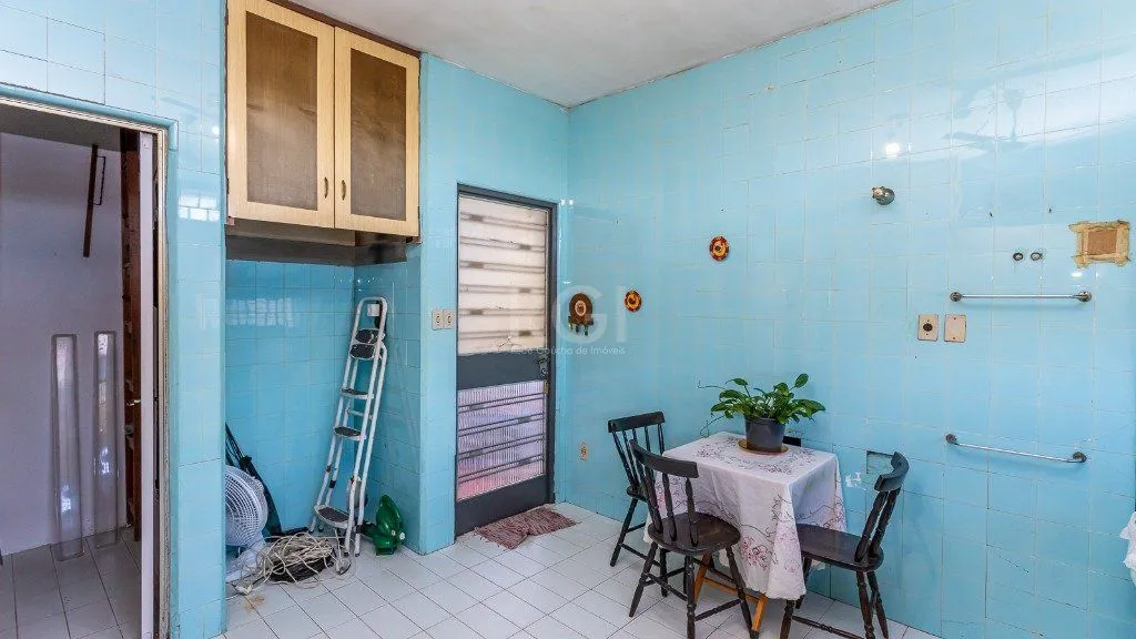 Imagem Vende casa com 05 quartos e garagem para 5 carros.