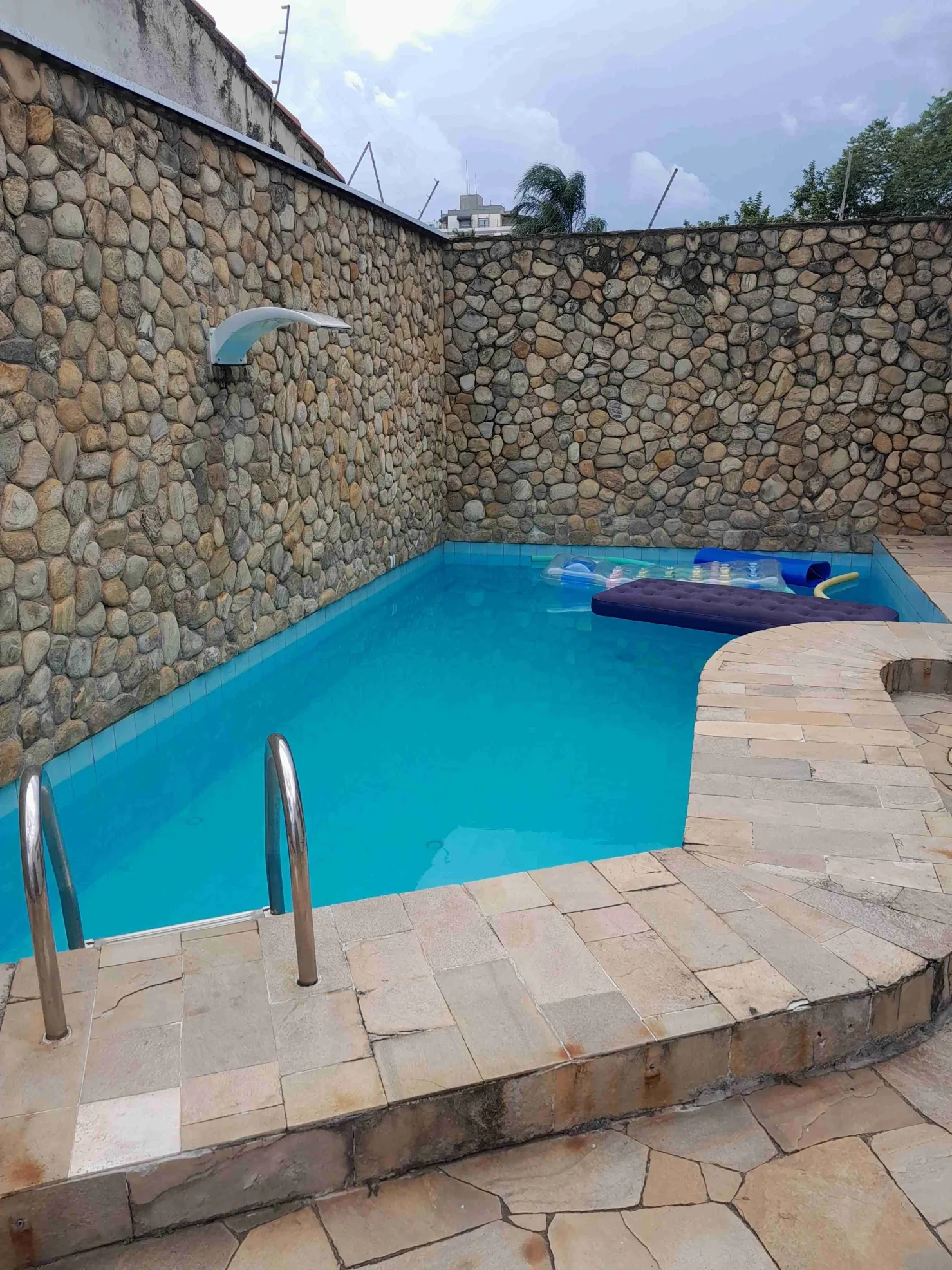 Imagem Excelente casa com piscina no conceituado bairro Vila Bourguese