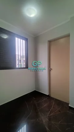 Imagem 3 quartos, sala para 2 ambientes com sacada, reformado, piso em porcelanato, cozinha com armários, banheiro social e de serviço, área de serviço.