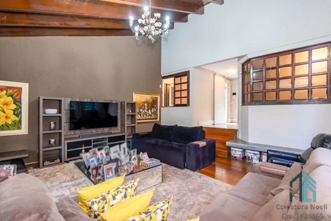 Imagem Casa Alto Padrão, amplo terreno, 03 quartos c/suíte, piscina, 8 vagas, em Santa Felicidade Curitiba PR