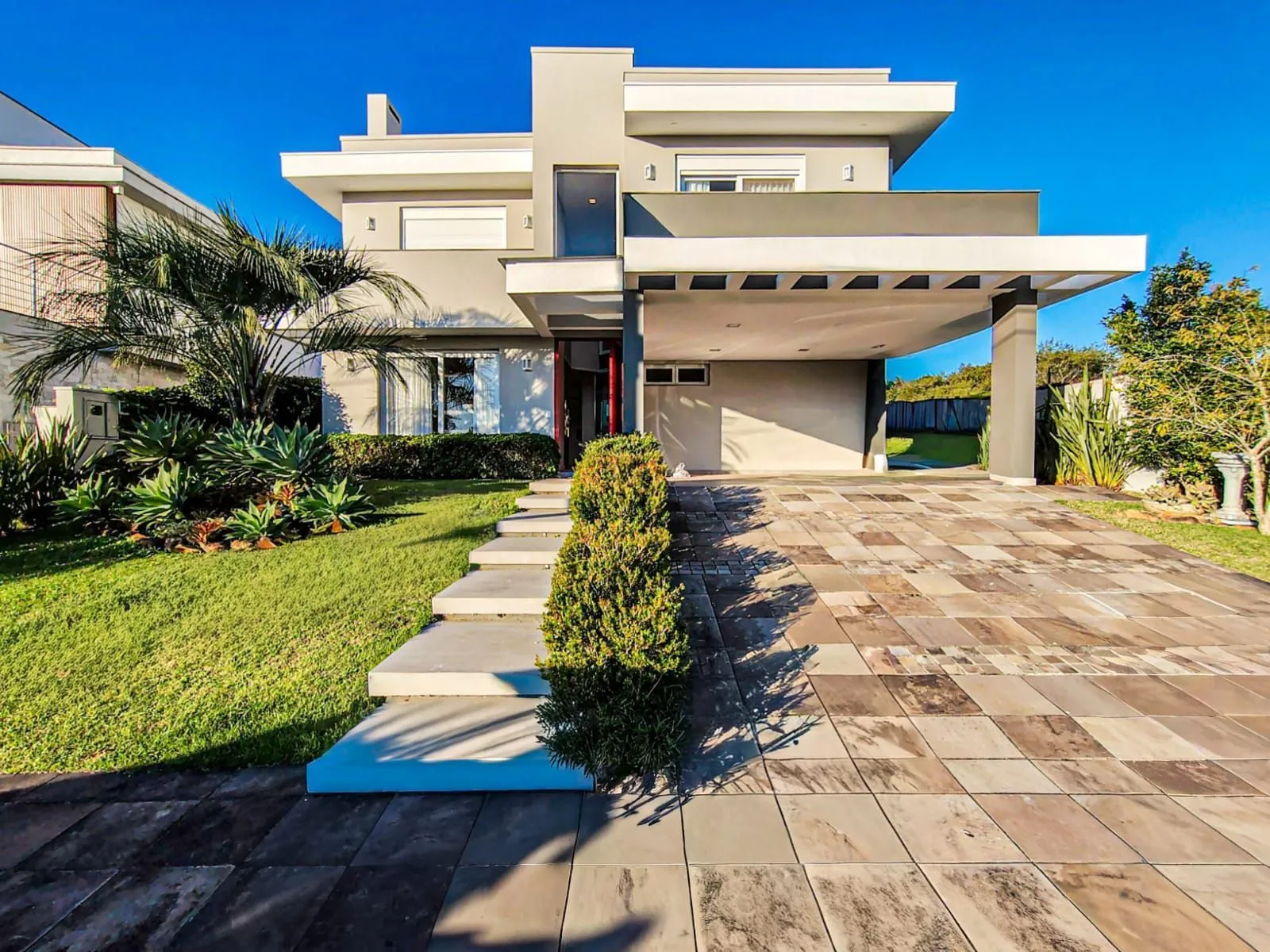 Imagem ALPHAVILLE PORTO ALEGRE | CASA COM FUNDOS PARA APP E ÁREA EXTERNA COMPLETA
