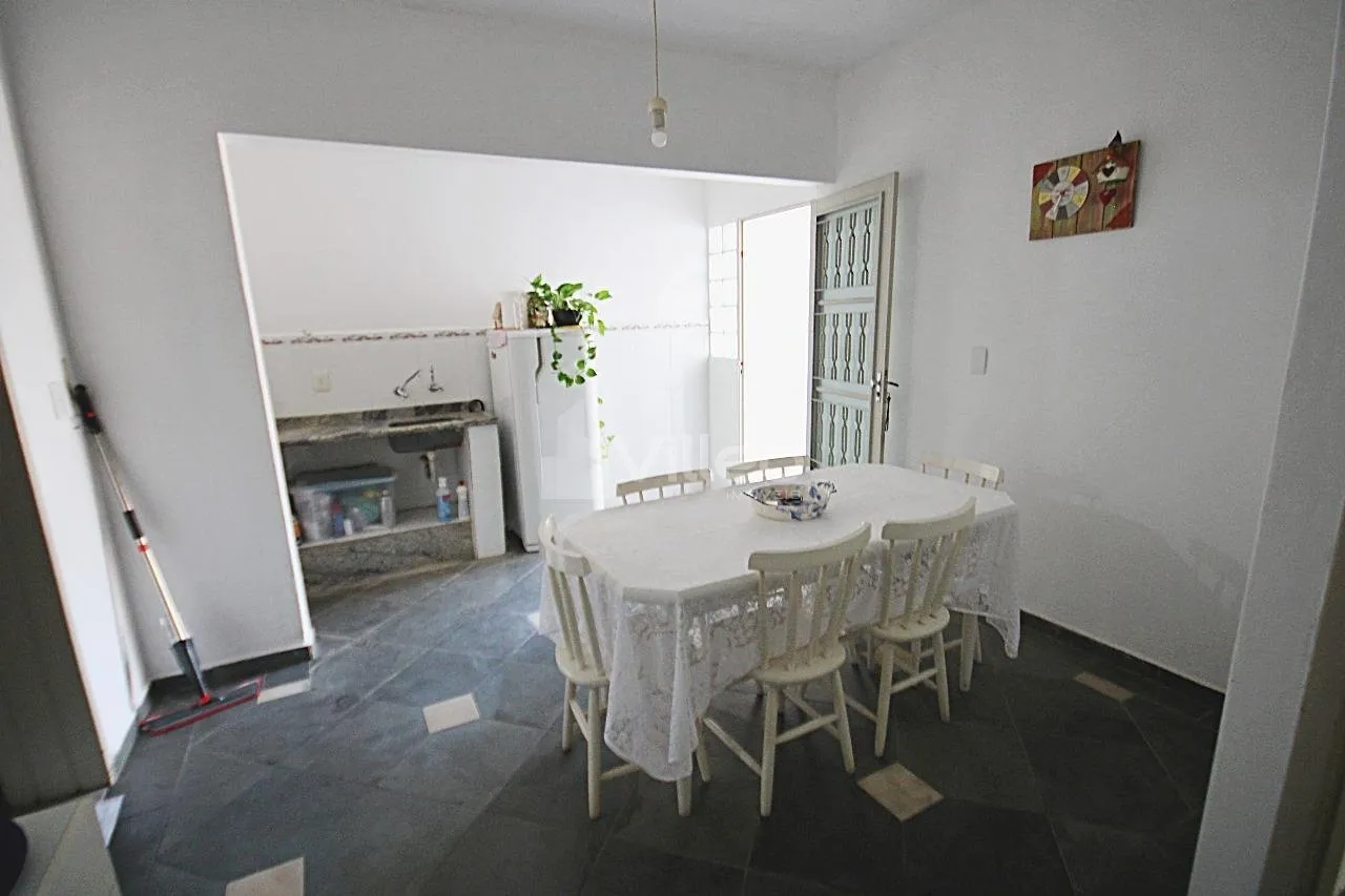 Imagem Esta casa possui 193 m² de área construída e conta com ambientes espaçosos, proporcionando confo...