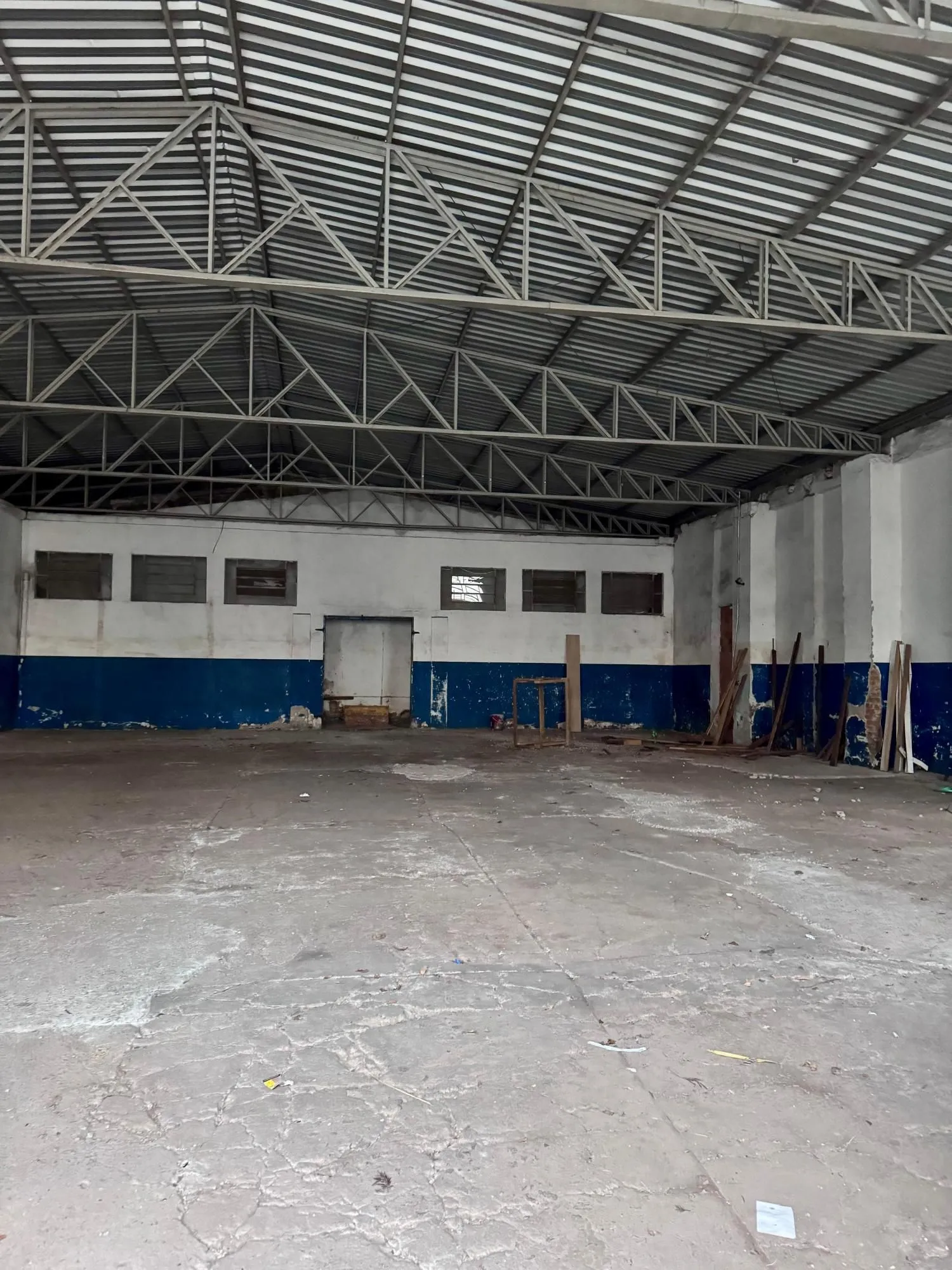 Imagem MÁFFER IMÓVEIS VENDE OU ALUGA DEPÓSITO COM 400M² DE ÁREA ÚTIL NO BAIRRO FLORESTA Excelente depósito com amplo espaço interno, ideal para empresas que necessitam de armazenagem, logística ou distribuição.