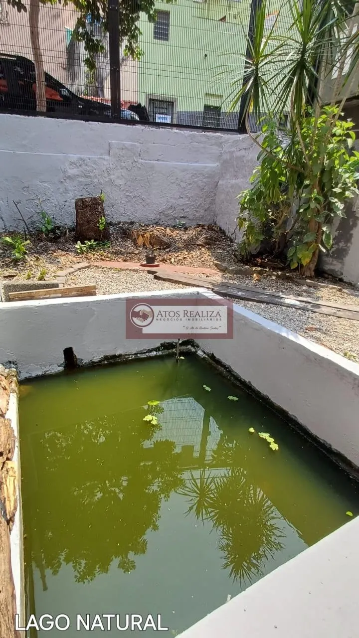 Imagem Vendo Excelente oportunidade na Lapa. Casa de 2 Dormitórios sendo uma suíte, sala em 2 ambíentes, 2 vagas de garagem, áreatotal 171m2, frente para 2 ruas, Jardim com algo natural, quintal com Árvores frutíferas produzindo, aproveite essa oportunidade, Val