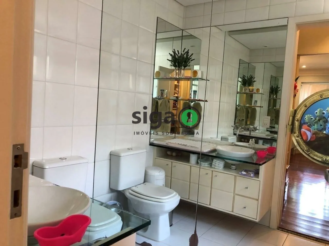 Imagem VENDE CASA em CONDOMÍNIO FECHADO no Campo Belo com 3 Suítes e 5 Vagas