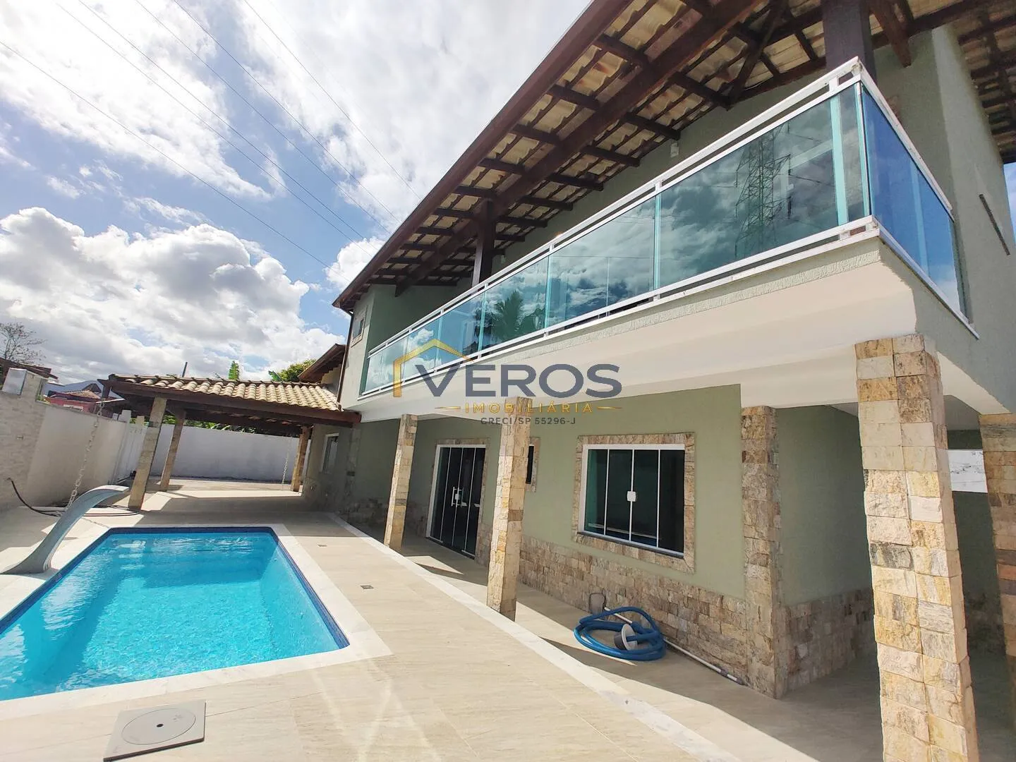 Foto do imóvel Casa com piscina e 03 dormitórios, sendo 02 suítes em Caraguatatuba
