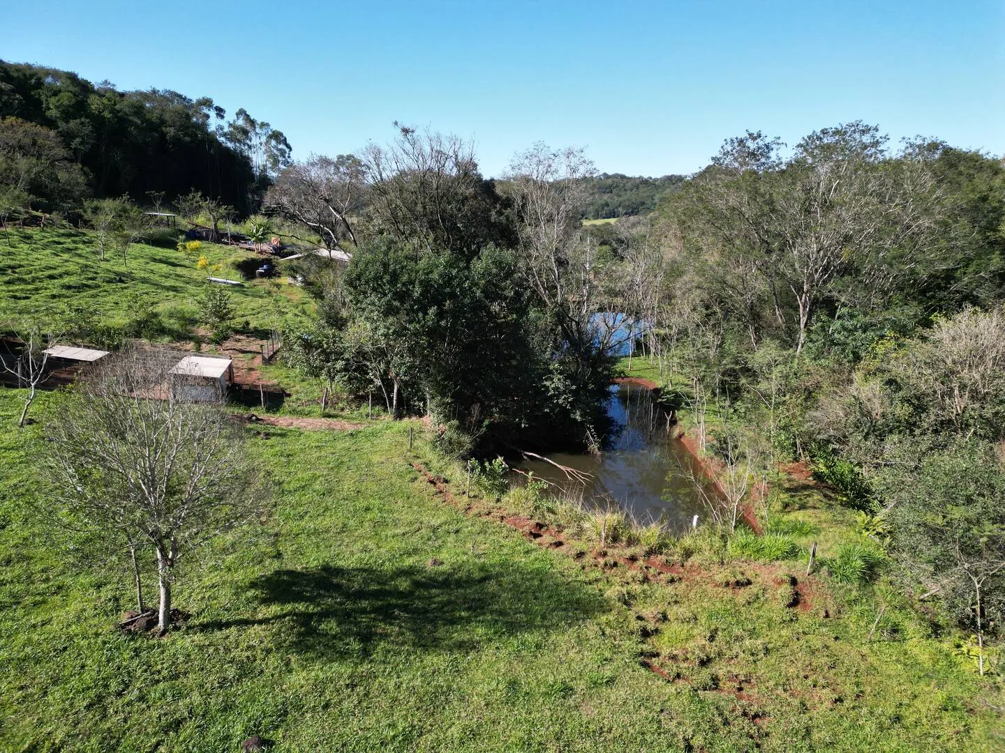 Imagem Chácara à venda em Lindoeste, 9 Km do Centro - 150m² - Piscina, Rio, Lago para pesca