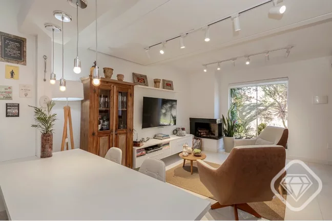Imagem Casa de condomínio com charme, conforto e excelente padrão no bairro Ipanema

Esta residência de ...