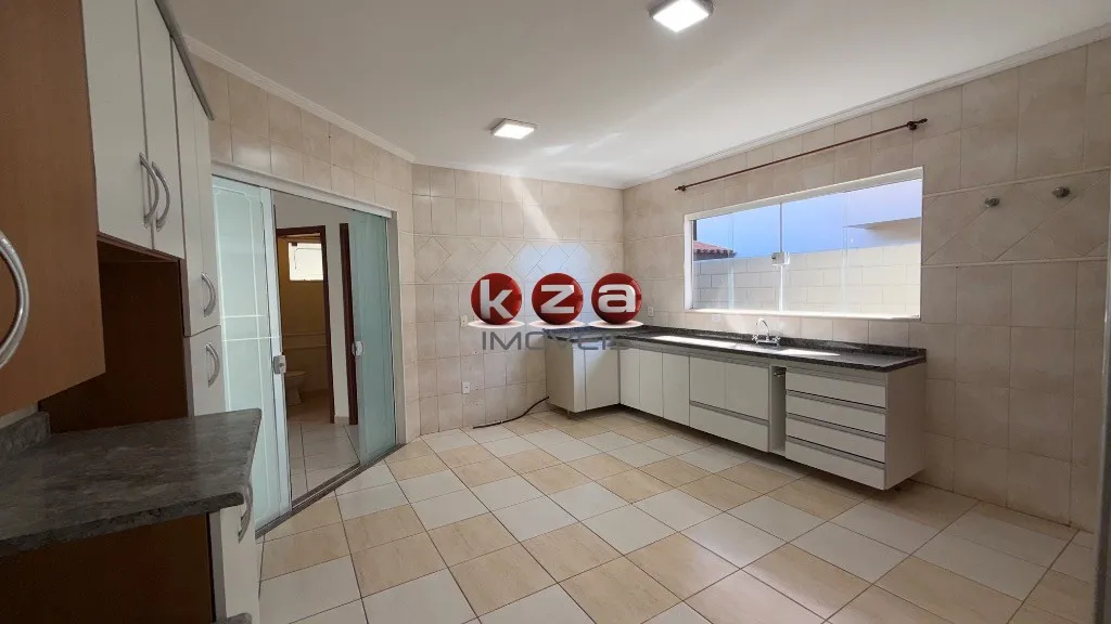 Imagem Casa térrea em Condomínio Residencial Maria Regina, Valinhos-SP: 3 quartos, 1 suite, 2 salas, 3 banheiros, 2 vagas, 222m².