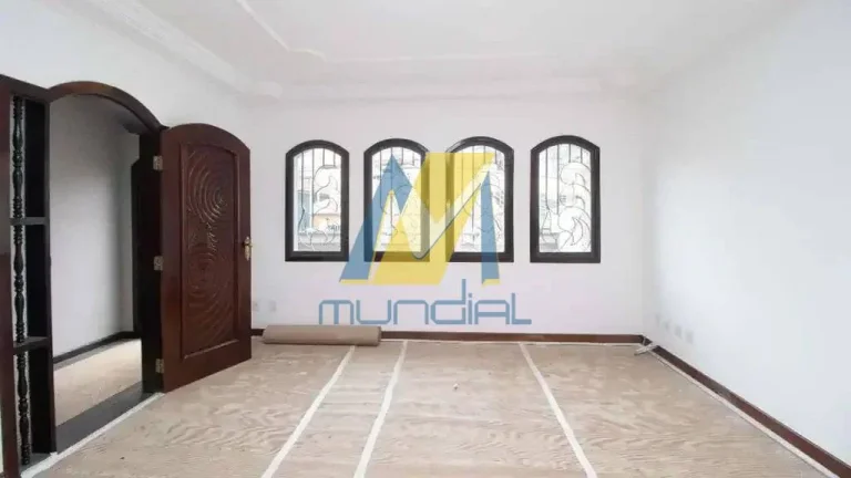 Imagem O imóvel conta com 4 dormitórios, sendo 1 suíte com banheira e sacada.