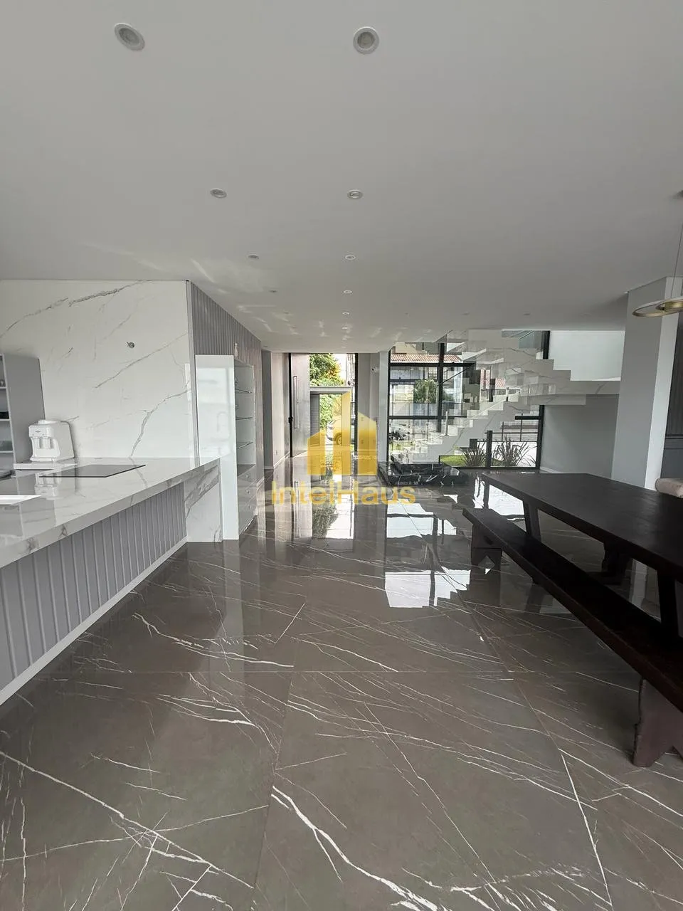 Imagem Residência contemporânea localizada na Praia de Itaguaçu, no bairro Ubatuba, a aproximadamente 30...