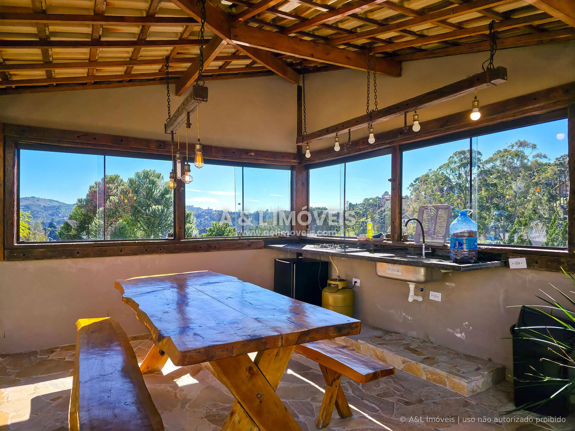 Imagem Casa à venda no Portal do Capivari com 5 dormitórios e 3 suítes