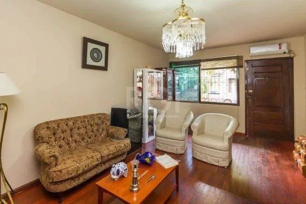 Imagem Casa para Venda de 3 dormitórios 6 vagas no bairro Chácara das Pedras