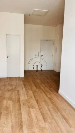 Imagem Sala comercial com 57m² muito bem distribuídos, piso vinílico de alto padrão com rodapé em toda...