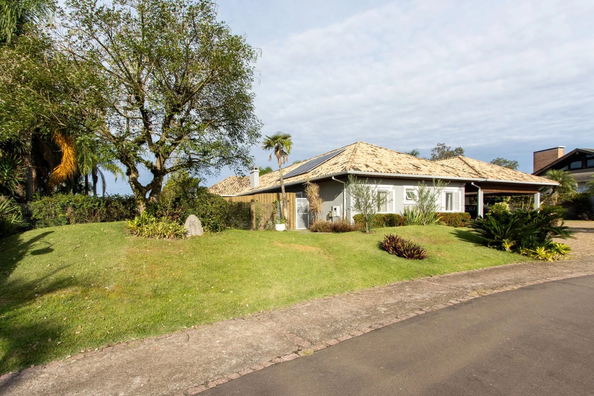 Imagem Casa térrea/2.371m2 de terreno no Condomínio Terra Ville, com fundo para o lago.