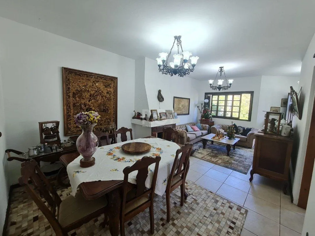 Imagem Casa em lindo terreno alto ao nível da rua medindo 10 × 32 onde consta uma residência térrea com 136m2 de área privativa,