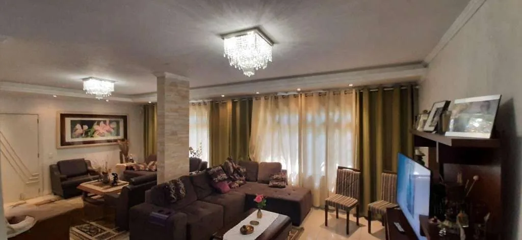 Imagem VENDE - AMPLA CASA RESIDENCIAL COM PISCINA E 5 VAGAS