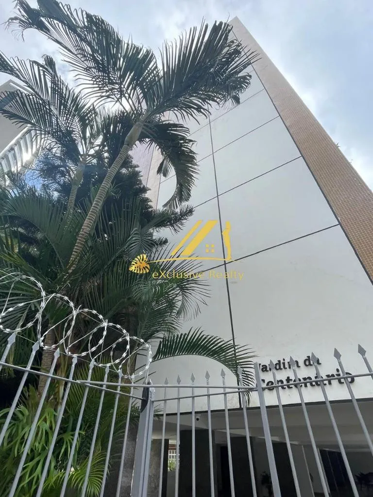 Imagem Apartamento 4 quartos, 2 suítes com varanda, living espaçoso 170m2, perto do Shopping Barra. 2 vagas. Prédio com piscina, salão de festas, vaga de vis