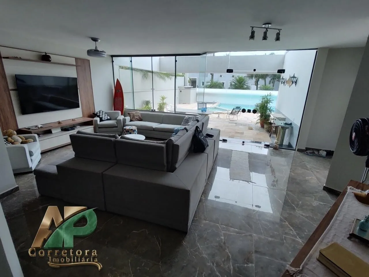 Imagem Mansão de Luxo à Venda no Condomínio Jardim Pernambuco II - Praia do Pernambuco, Guarujá | 4 Suítes, Piscina e Alto Padrão