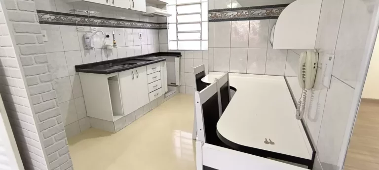 Imagem APARTAMENTO NO CONDOMÍNIO ALPHA II 2 DORMITÓRIOS COM ARMÁRIOS PLANEJADOS E COM PISO LAMINADO