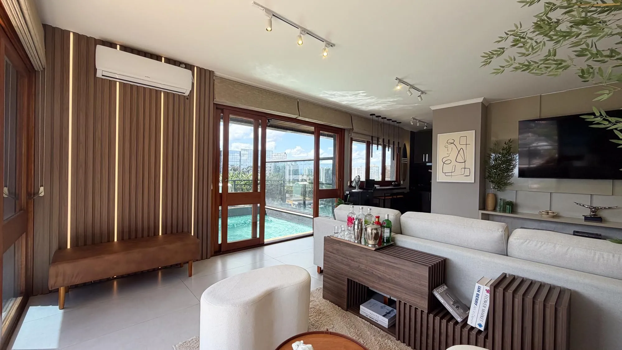 Imagem Vende-se linda cobertura com 3 quartos (1 suíte), 209m², 2 vagas e piscina - Três Figueiras