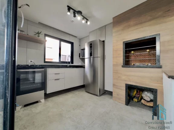 Imagem Sobrado triplex, 03 quartos c/suíte, terraço com área gourmet e banheiro no Xaxim em Curitiba PR