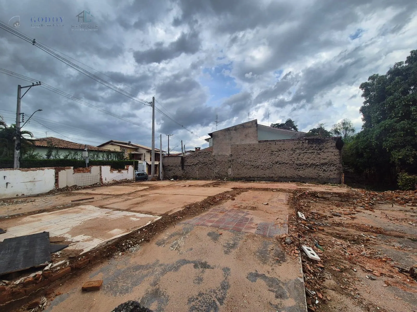 Imagem Terreno de Esquina com Alta Visibilidade - Ideal para Empreendimento!