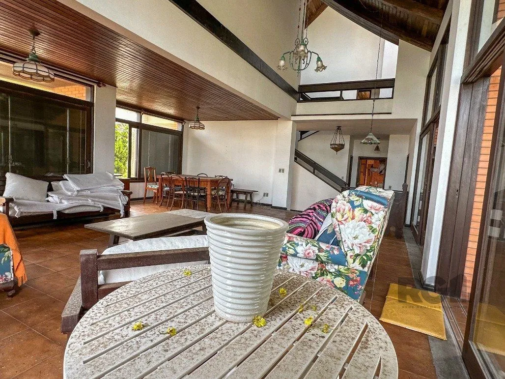 Imagem Icônica Casa para comprar a poucos metros do mar em Atlântida