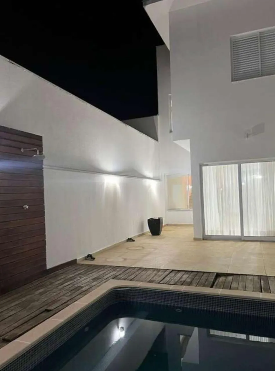 Imagem Excelente oportunidade de locação: Casa em condomínio de 3 quartos, 3 suítes, 4 salas, 4 vagas na cidade de Sorocaba-SP, bairro Iporanga