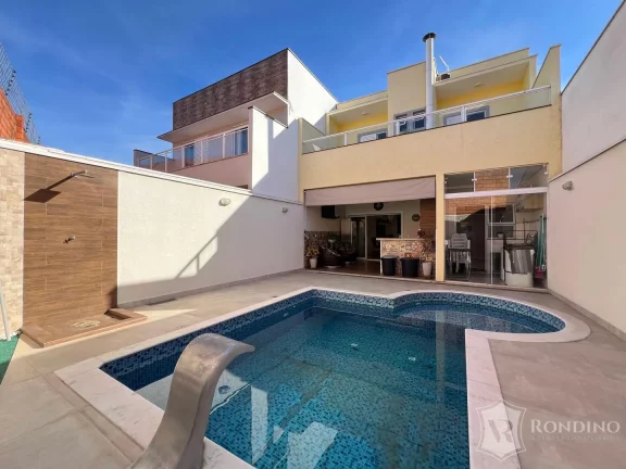 Imagem Oportunidade - Casa Sobrado em condomínio, com 03 dormitórios e piscina.