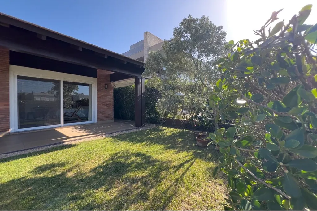 Imagem Casa de condomínio à venda em Xangri-Lá, Centro, com 4 quartos, 274m2