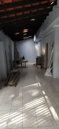Imagem casa a venda com dois pontos comerciais no fundo