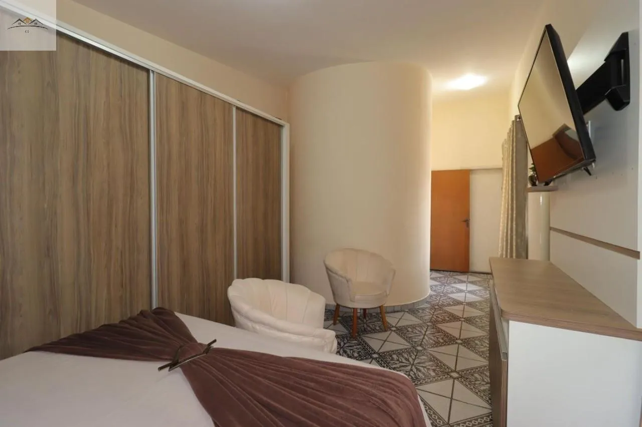 Imagem Sobrado à venda na V. Pires, Santo André 5 dorm. 2 suítes 5 vgs 280m²