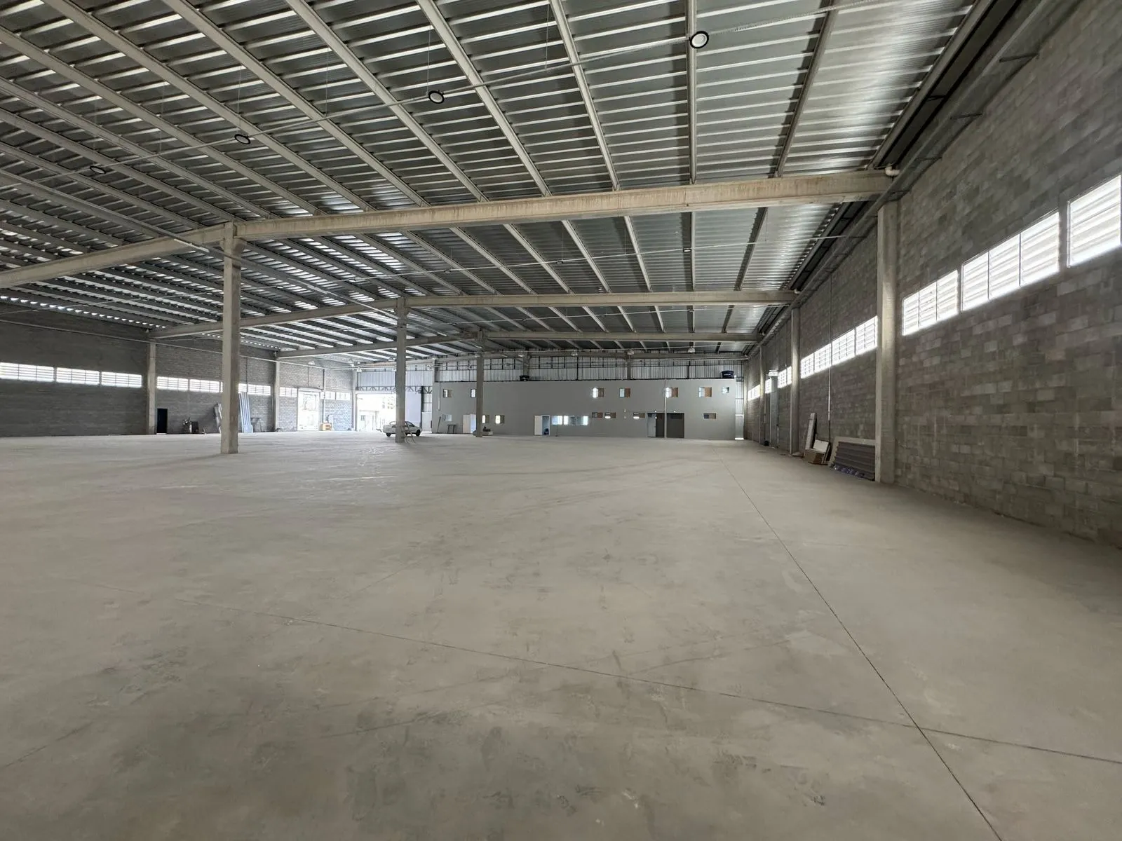 Imagem Amplo Galpão Industrial com Estrutura Completa e Localização Estratégica em Iporanga