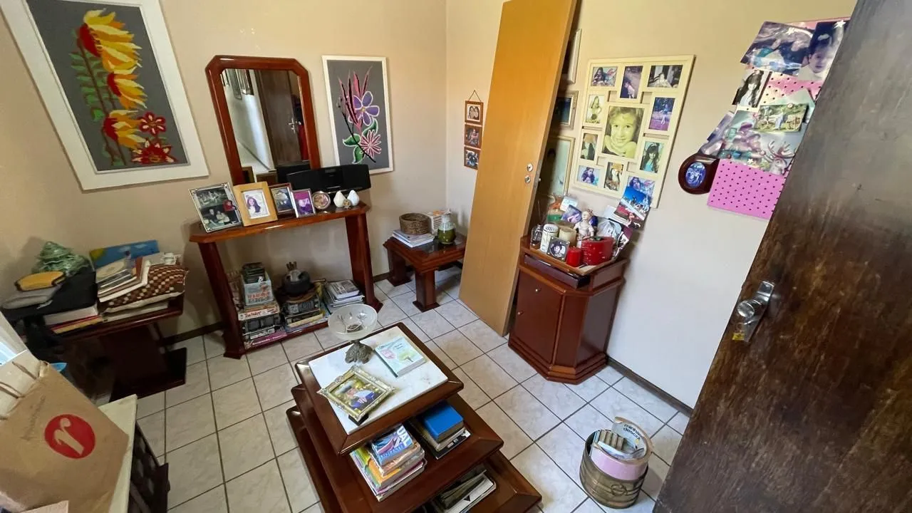 Imagem Casa com pátio com 3 dormitórios, 2 banheiros e 4 vagas.