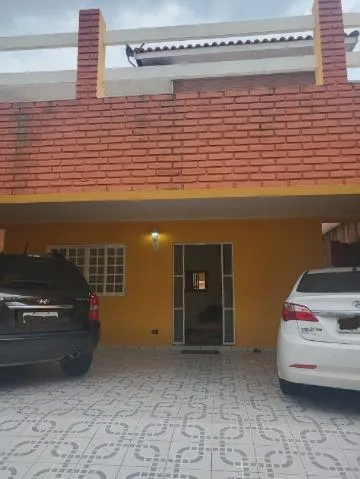 Imagem VENDA E LOCAÇÃO DE SOBRADO NA VILA VIRGÍNIA, EM ITAQUAQUECETUBA/SP, 200m² com varanda, jardim, cozinha ampla, 3 salas e suíte com hidro. CONSULTE-NOS.