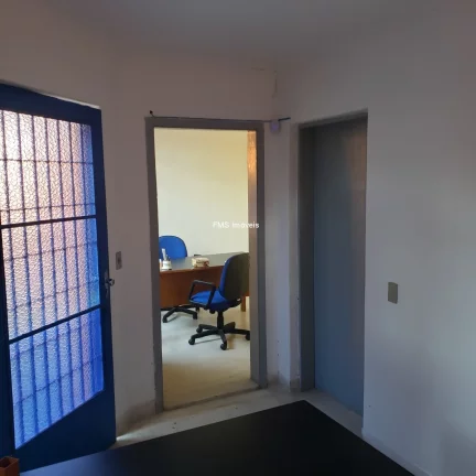 Imagem Casa Comercial para Locação: 8 salas, 2 banheiros, 4 vagas de garagem, 500m² na melhor localização do Campo Limpo, São Paulo-SP.