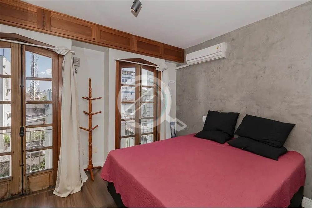 Imagem Apartamento de 1 dormitório na Cidade Baixa, região central de Porto Alegre. Imóvel de fundos, si...