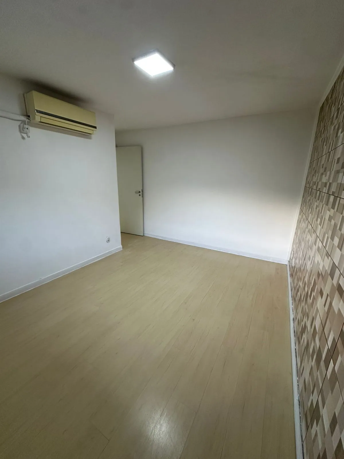 Imagem Apartamento com 3 Quartos, térreo com pátio privativo, 1 vaga coberta à Venda, 88m² privativos, só R$ 299.000