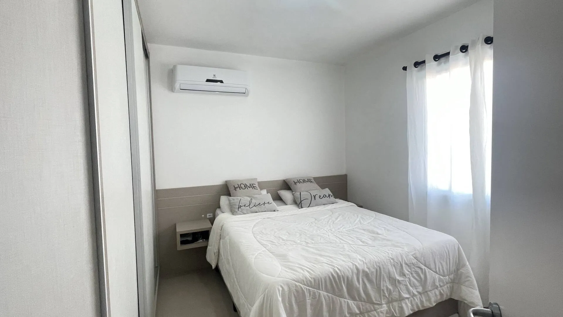 Imagem Apartamento para alugar em Canasvieiras 2 quartos com suíte e sacada