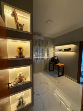 Imagem Casa à venda no Parque das Laranjeiras II em Uberaba - 3 suítes, piscina, varanda gourmet