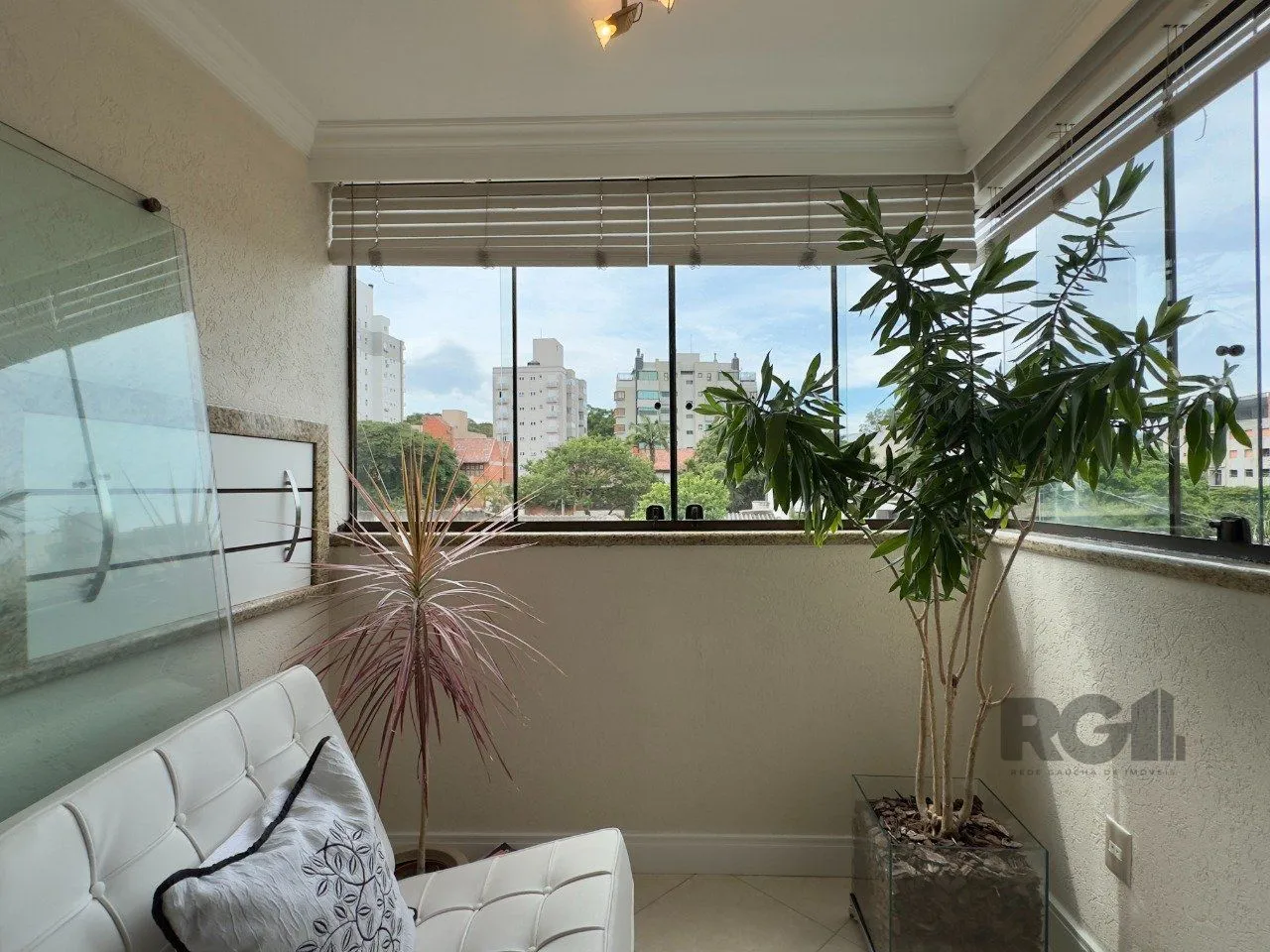 Imagem APARTAMENTO 2 DORMITÓRIOS, DE FRENTE, COM VAGA DE GARAGEM NO JARDIM BOTÂNICO