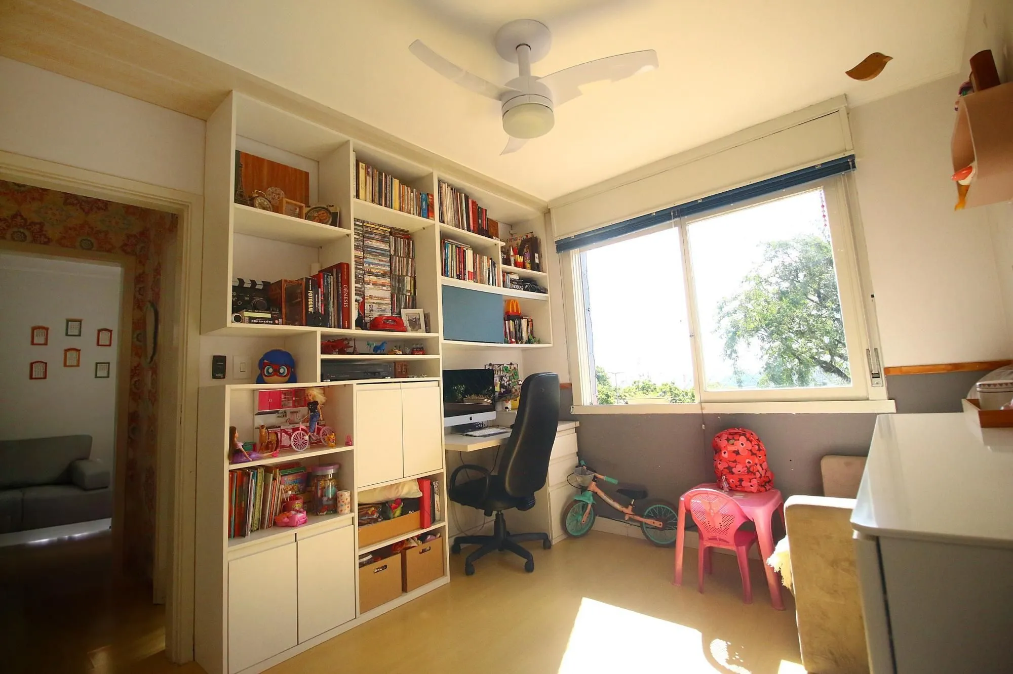 Imagem Apartamento Semi Mobiliado com Vista para Praça na Medianeira - 2 Dormitórios e Excelente Localização!