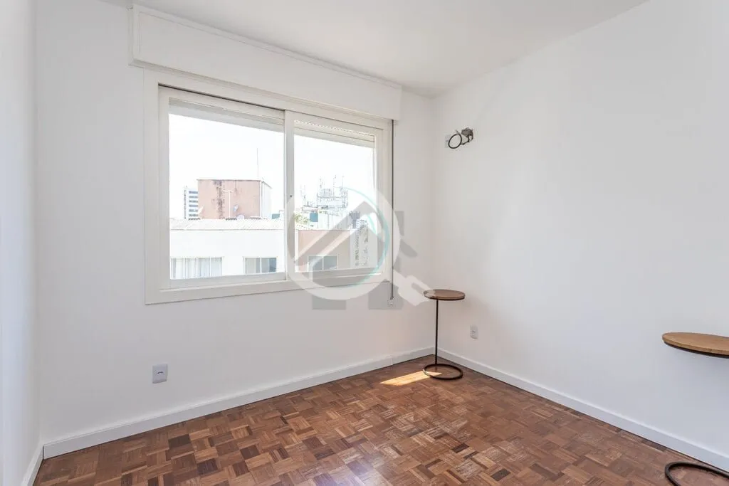 Imagem Apartamento de 1 Dormitório REFORMADO e semi mobiliado no bairro Petrópolis. Andar alto, 40,5m2 de...